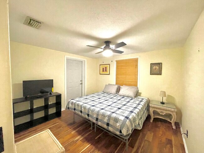 King bed - 2551 Estey Ave