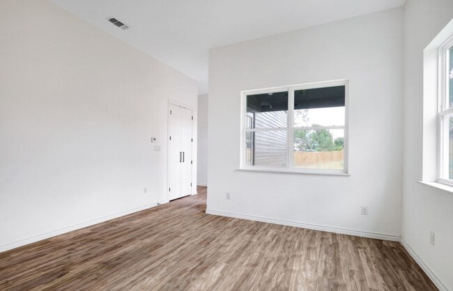 Building Photo - $500 OFF 1ST MONTHS RENT IF LEASED IN FEBR...