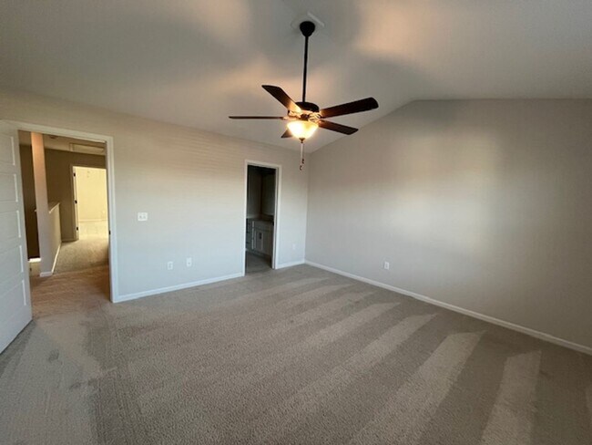 Building Photo - Stunning townhouse located in the heart of...