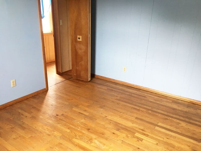 Building Photo - 3 Bedroom, 2 Bath Single Family Home with ...