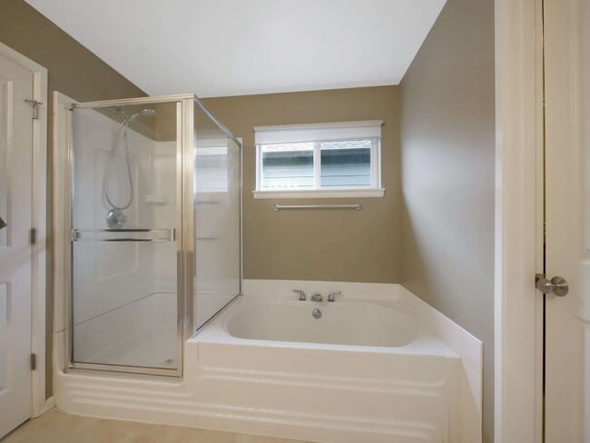 Building Photo - 3 Bed and 2.5 Bath Stunning Single-family ...