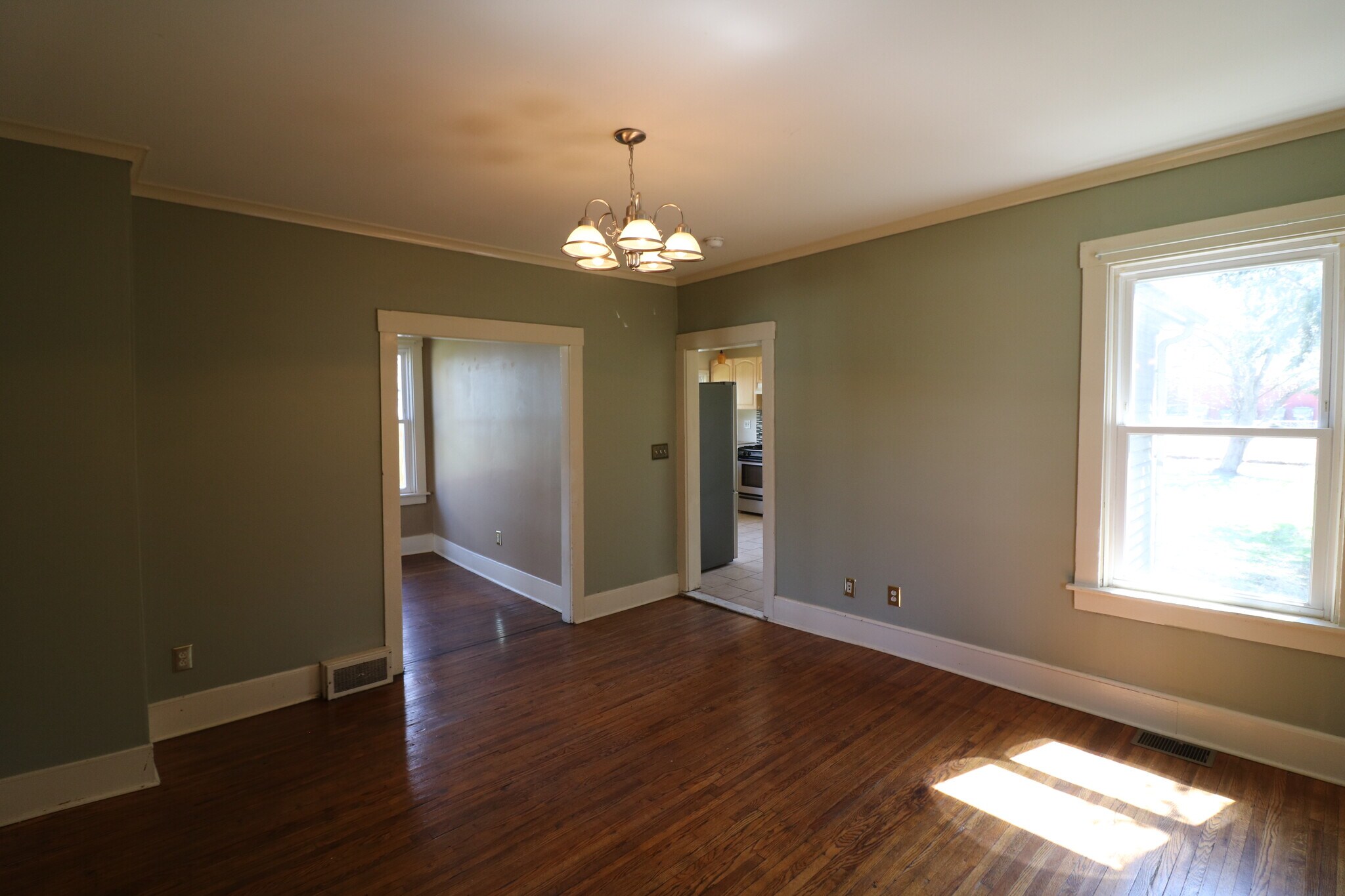 Building Photo - 1319 E 12th St