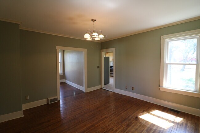 Building Photo - 1319 E 12th St