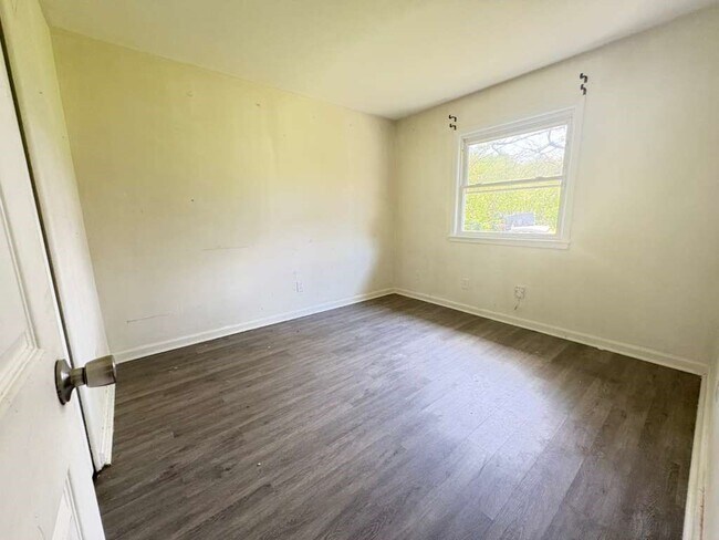 Building Photo - Edenroc Ln.