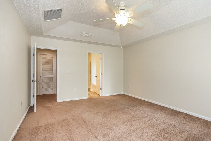 Building Photo - 11390 Emma Oaks Ln