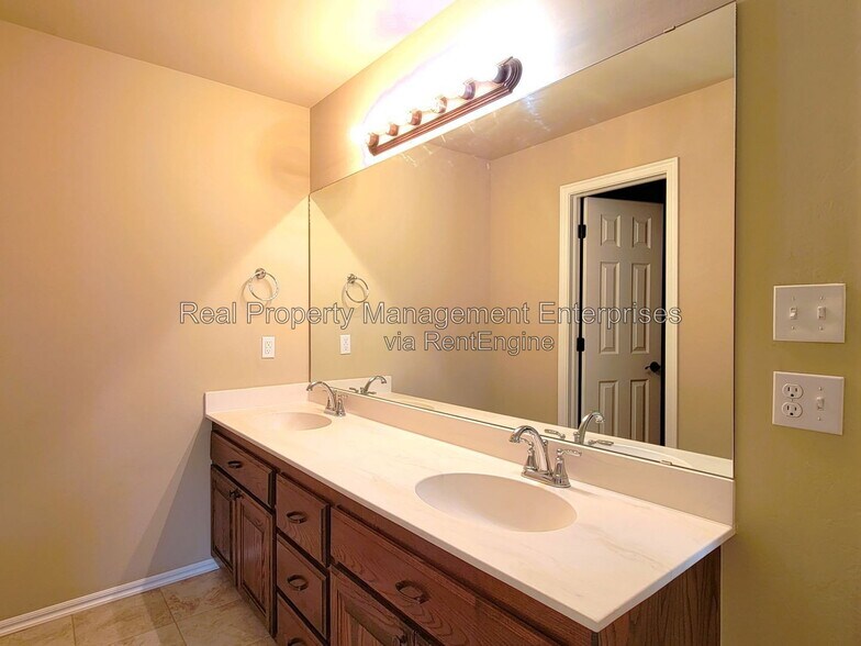 Building Photo - 4500 Oasis Ct