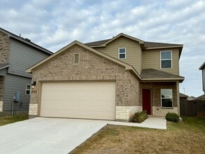 Building Photo - 4 Bedrooms, 2.5 Bathroom house with a huge back yard in New Braunfels!