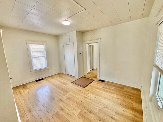 Building Photo - Churchill Downs Area - 1 bedroom shotgun house, pets okay!