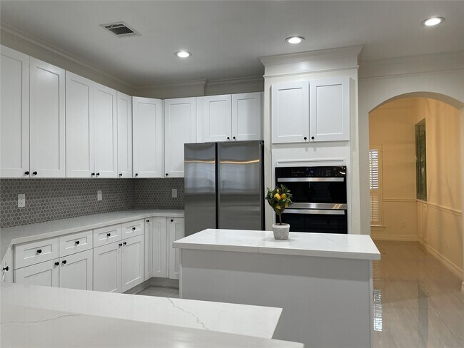 Building Photo - 5622 Lake Pl Dr