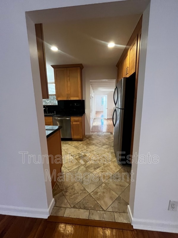 Building Photo - 337 S Beachwood Dr