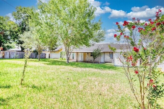 Building Photo - 607 Rosewood Dr