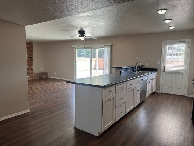 Building Photo - Spacious 3 bedroom, 2 bathroom home with 1,635 square feet in a convenient Central Phoenix locati...