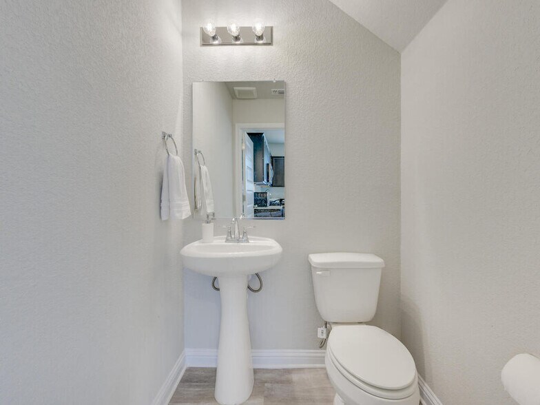 Building Photo - 7700 Dylan Dr