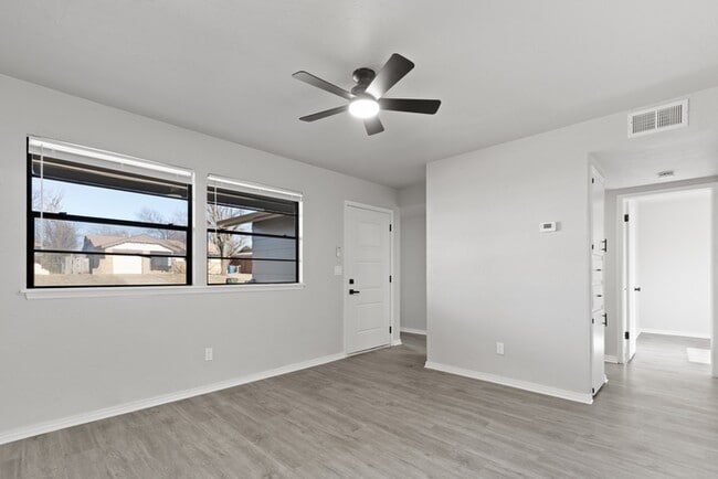 Building Photo - 1304 Pinewood Ct