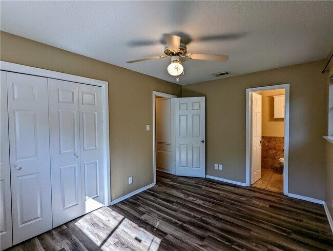 Building Photo - 812 Hill Wood Dr