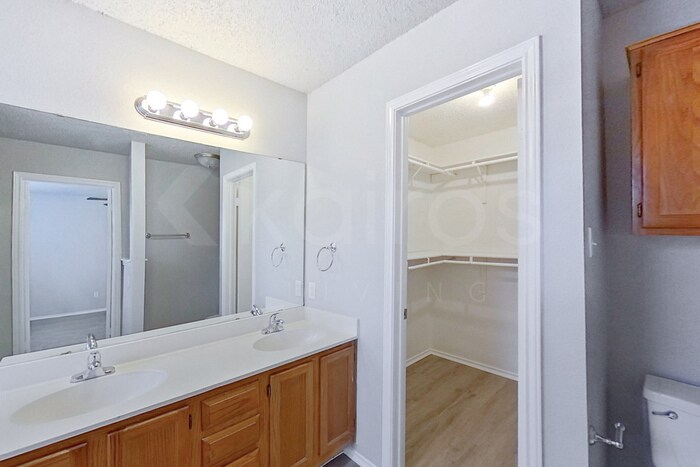 Building Photo - 4914 Glenoak Dr