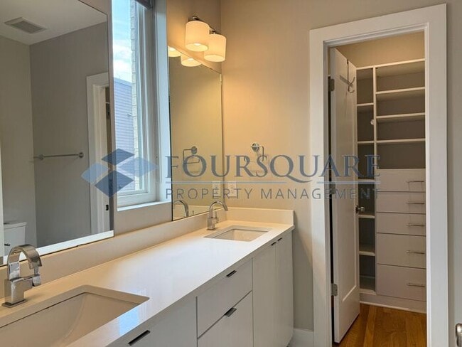 Building Photo - Beautiful  3-Bed / 3.5-Bath End-Unit Townhome with Rooftop Patio, Skyline Views & Climate-Control...