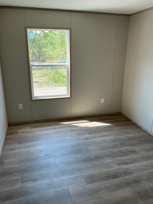 Building Photo - Quiet country living