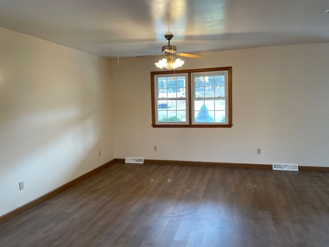 Building Photo - 3 BED, 2 BATH, WITH FULL BASEMENT WITH BAT...