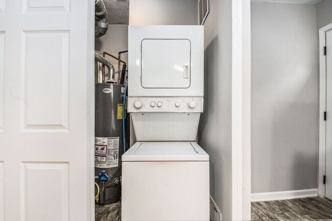 Building Photo - Completely Renovated 2 Bedroom House!