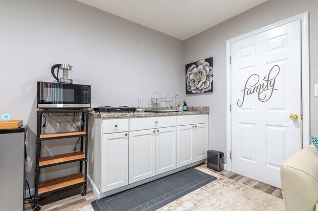 Building Photo - Adorable Studio for Rent - Short Term Fully Furnished!