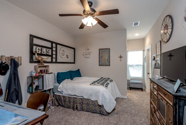 Building Photo - 1117 Oney Hervey Dr
