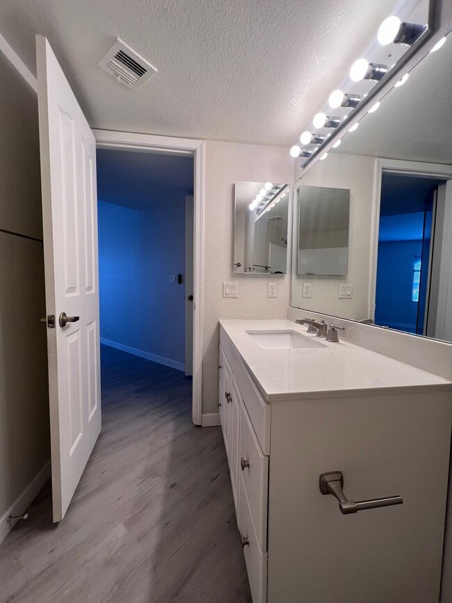Building Photo - The Enclaves 3 bed 2 bath Upgraded Condo!