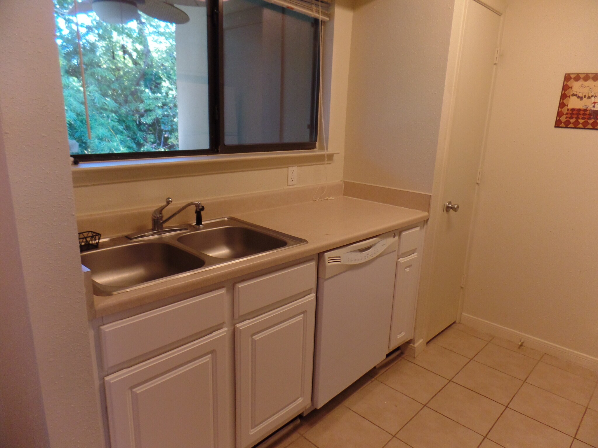 Building Photo - 3300 Pebblebrook Dr
