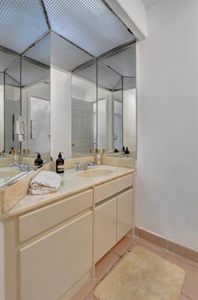 Building Photo - 23392 Mirabella Cir S