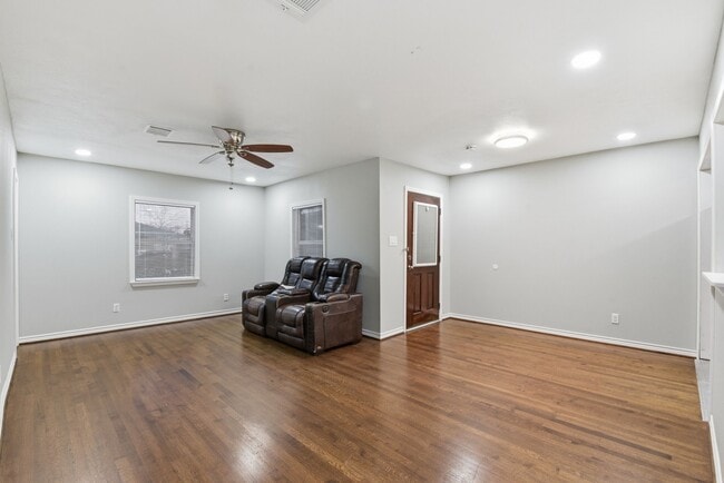 Building Photo - 506 Ogilvie St