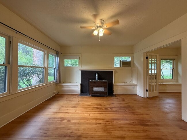 Building Photo - Charming, One bedroom duplex in Prime Ashland location | Available Now!