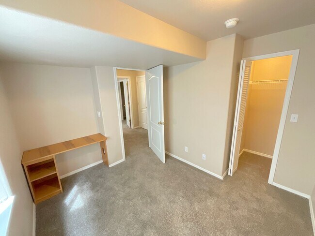 Building Photo - 5 Bedroom Home Available Near Briargate Pkwy & Austin Bluffs Pkwy!