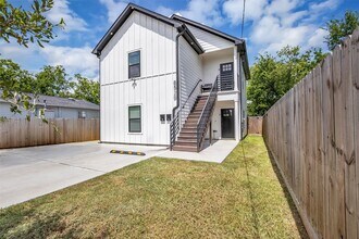 Building Photo - 8529 Dosia St