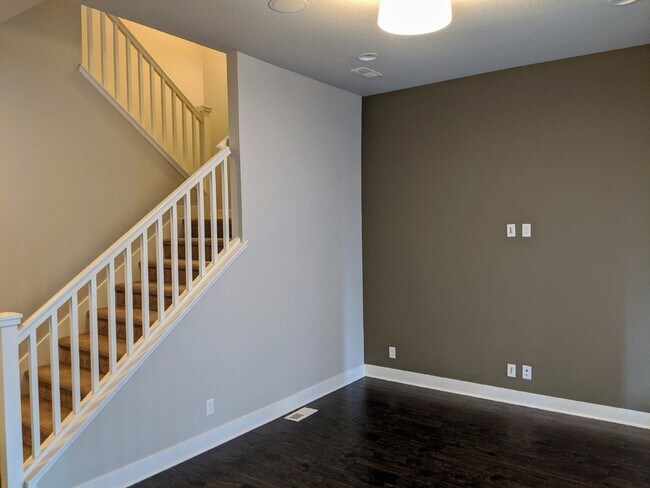 Building Photo - 5437 Valentia St