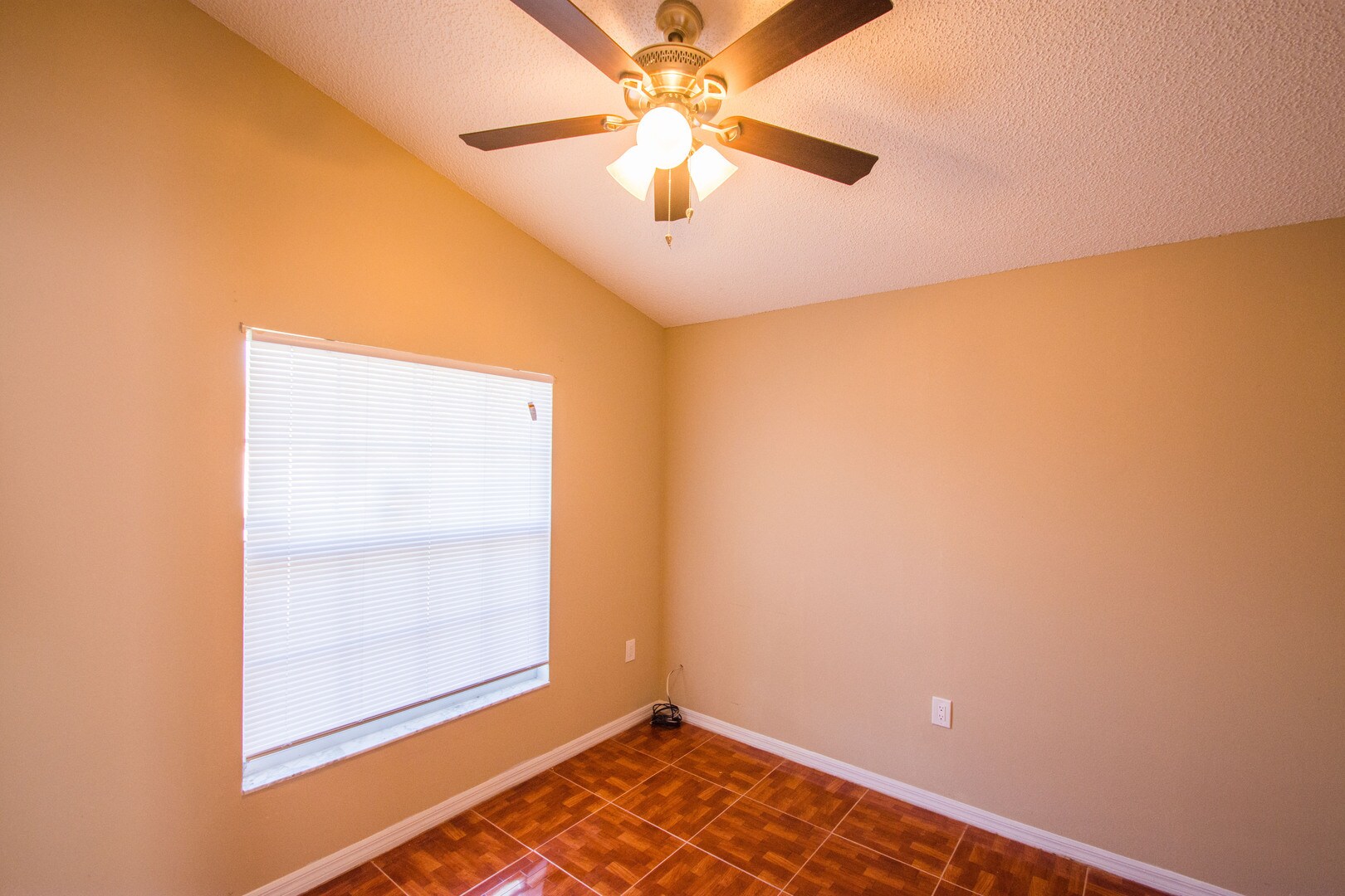 Building Photo - 3 Bed 2 Bath Home with Stainless Steel App...