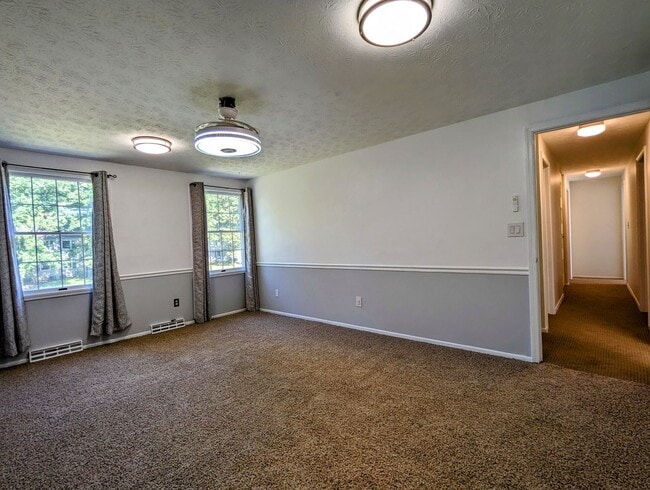Building Photo - Center Hall Colonial for rent in Hudson!