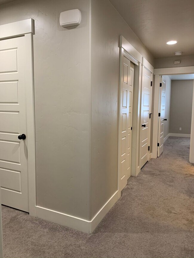 Building Photo - Beautiful 3 bed 2 bath home in the Eaglefi...