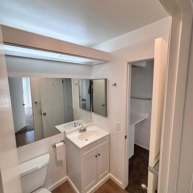 Building Photo - LIGHT & BRIGHT UPGRADED, 2 BEDROOM CONDO, ...