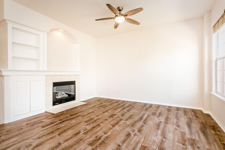 Building Photo - 903 Lawrence Dr