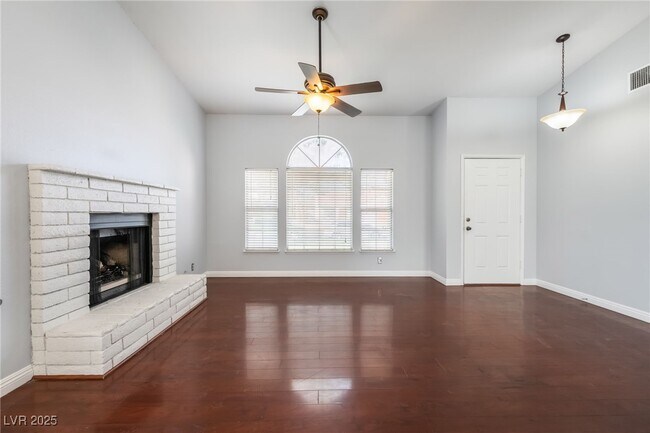 Building Photo - 5761 Cloverleaf Cir