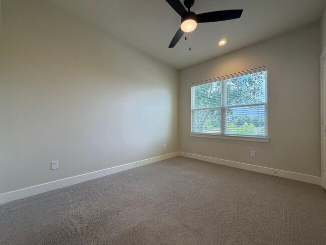 Building Photo - "Charming 3-Bed Oasis with 2.5 Baths in Prime Houston Locale – Discover Your New Home on Haring Ln!"