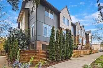Building Photo - 3bd/2.25Ba Seattle Townhouse
