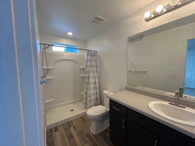 Building Photo - 3 Bedroom 3 Bathroom Townhouse in Saratoga Springs!