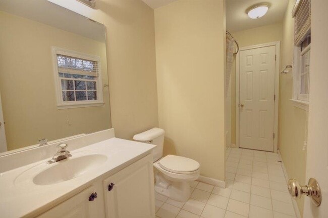 Building Photo - 1050 Knoll Terrace