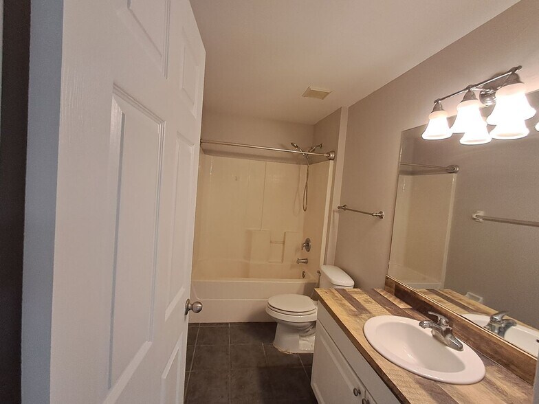Building Photo - 3/2 Duplex in Lehigh HALF OFF THE FIRST MONTH!!!!