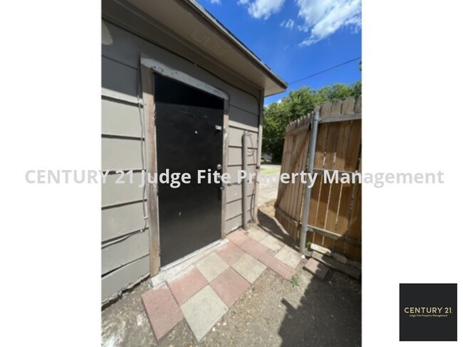 Building Photo - Studio Converted Garage Apartment In Ennis...