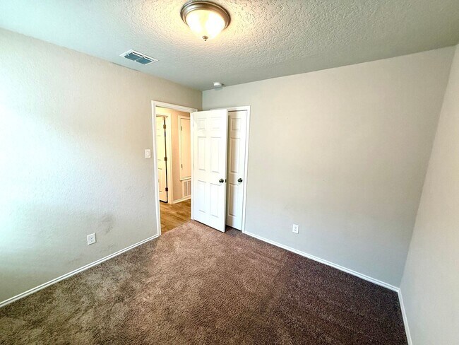 Building Photo - AVAILABLE NOW! 3 Bedroom / 2 Bath Home Nea...