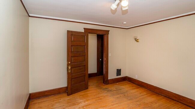 Building Photo - 823 Dewey Ave