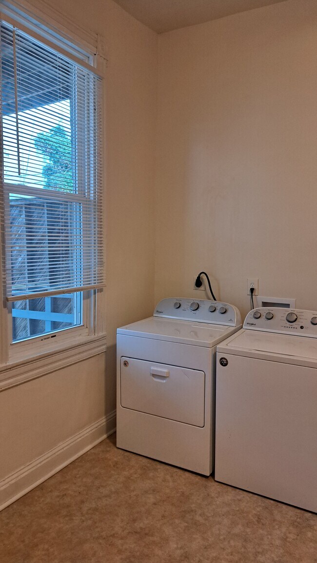 Building Photo - 2215 Brookfield Ave