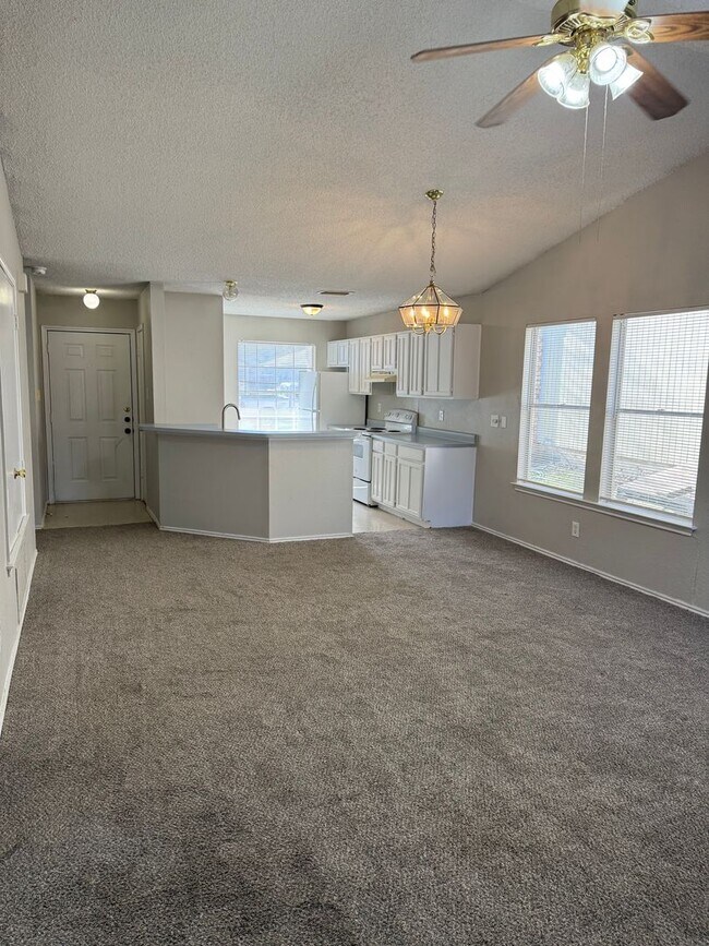 Building Photo - Convenient 2/2 with Garage Just Moments from Randolph AFB- Pets Welcomed